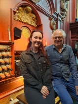 Vďaka programu Erasmus+ som sa mohla zúčastniť letnej organovej akadémie v Holandskom Haarleme kde som strávila dva týždne pod vedením prof. Leo van Doeselaar (na fotke) a prof. Jean-Baptiste Robin. Bola som jediná slovenka, ktorá hrala na záverečnom koncerte účastníkov.